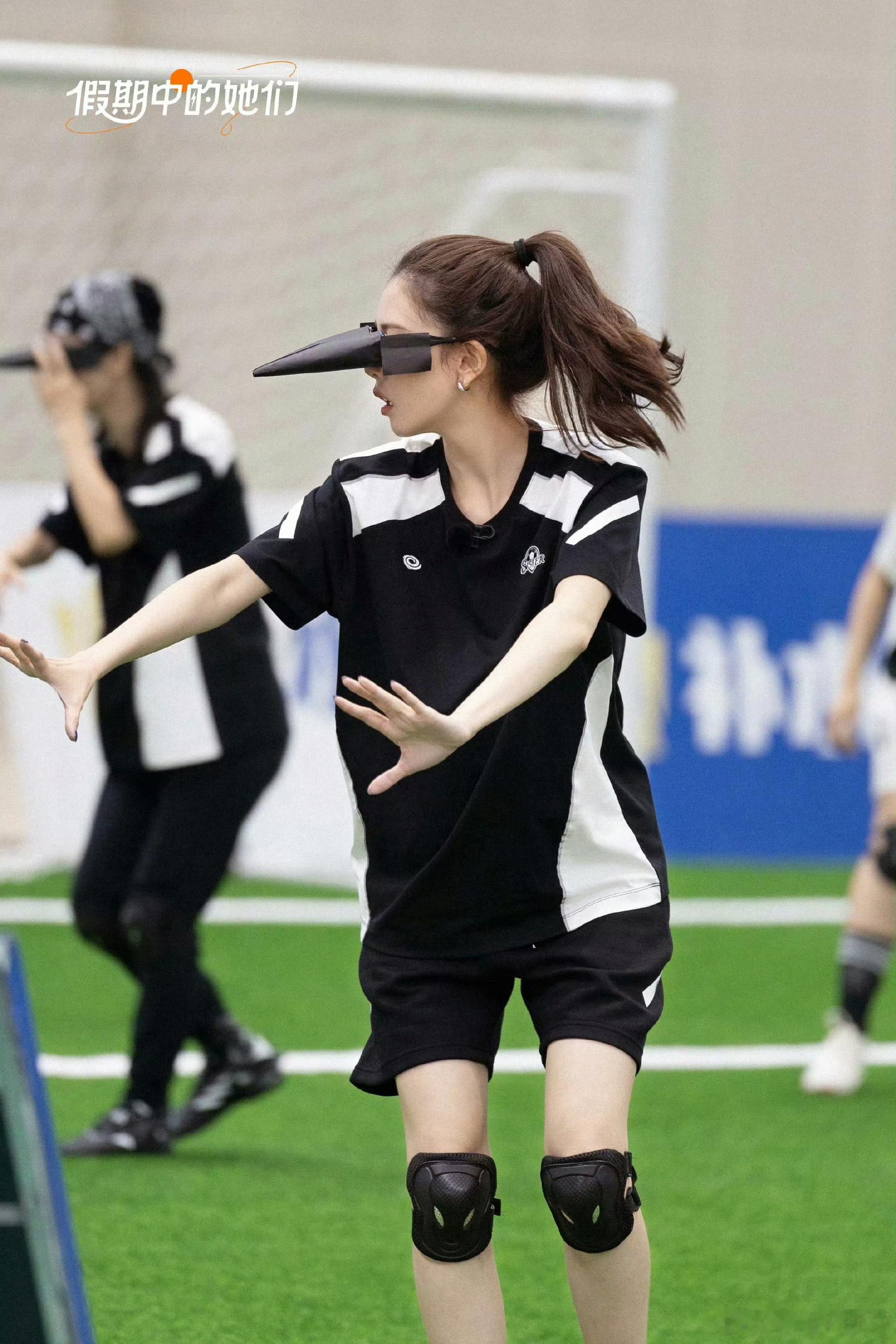 宋妍霏这么长的腿也踢不到球宋妍霏踢球踢空，大长腿都“懵”了。她那后续小表情，像个