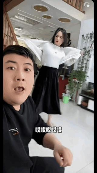 老婆一个动作，
男人立马缴械投降！
豪气冲天，
最终却当了孙子！
不得不佩服，