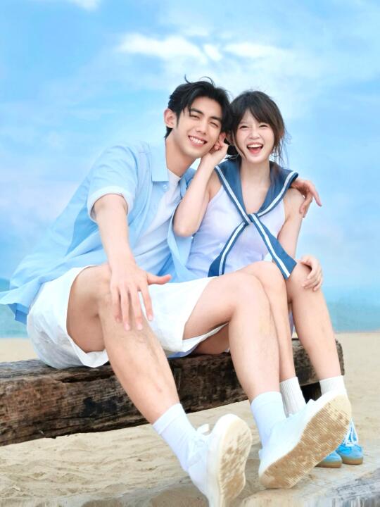 关于夏天的回忆是“炎热的海边 气泡水和你”