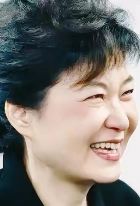 果然不出意外，性格倔强的朴槿惠，果断回绝了李在明总统的邀请。


朴槿惠的经历说