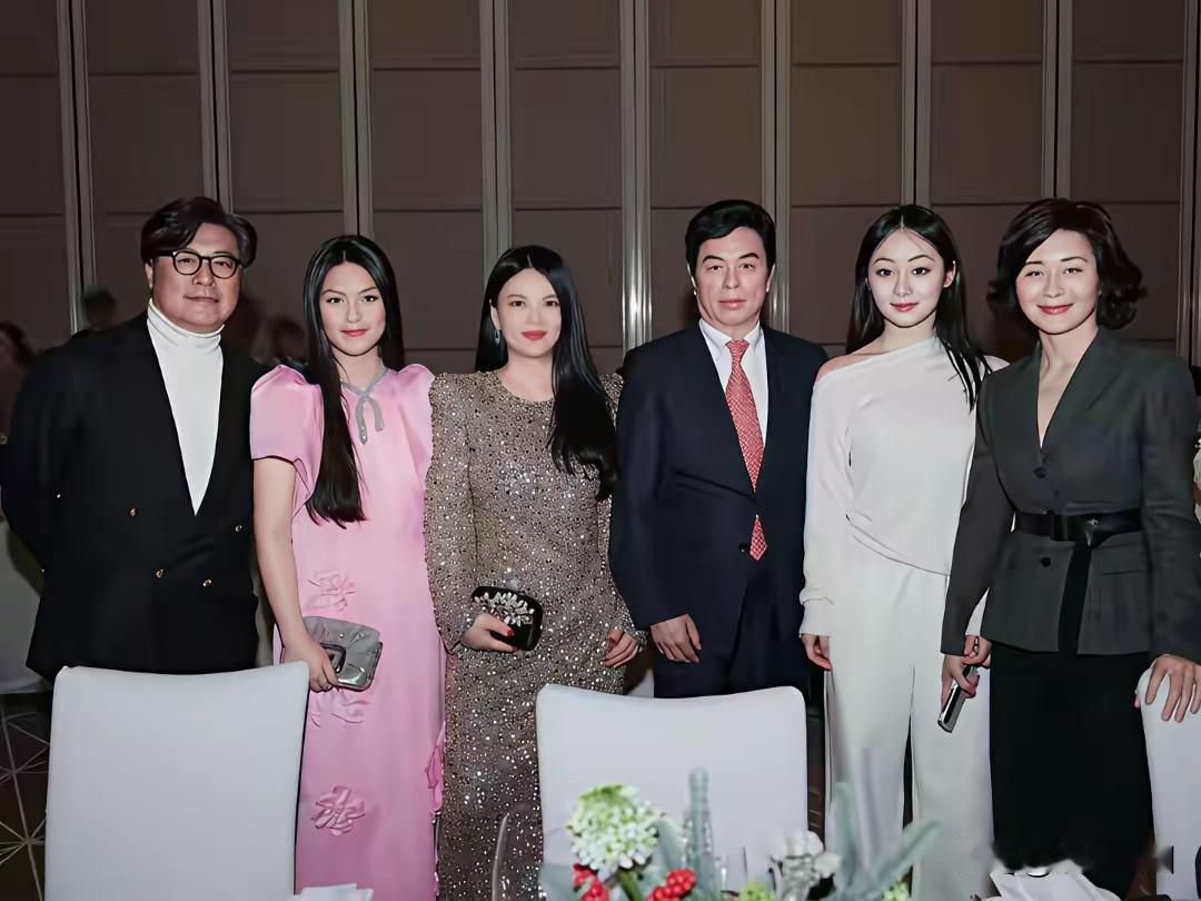 李湘那颜值确实能打，这么一看，说她更漂亮也没错。
她女儿王诗龄现在个子挺高的，小