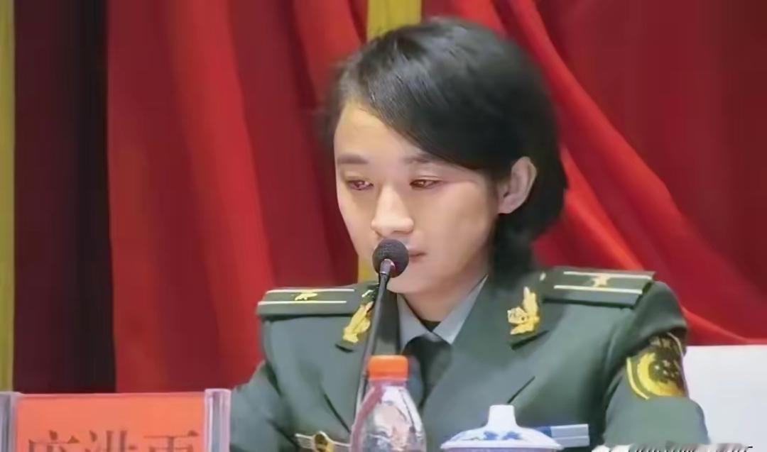 一个女老师竟然被特招参军还授少校警衔，但是有人却指出：“她的背后一定有靠山，一定
