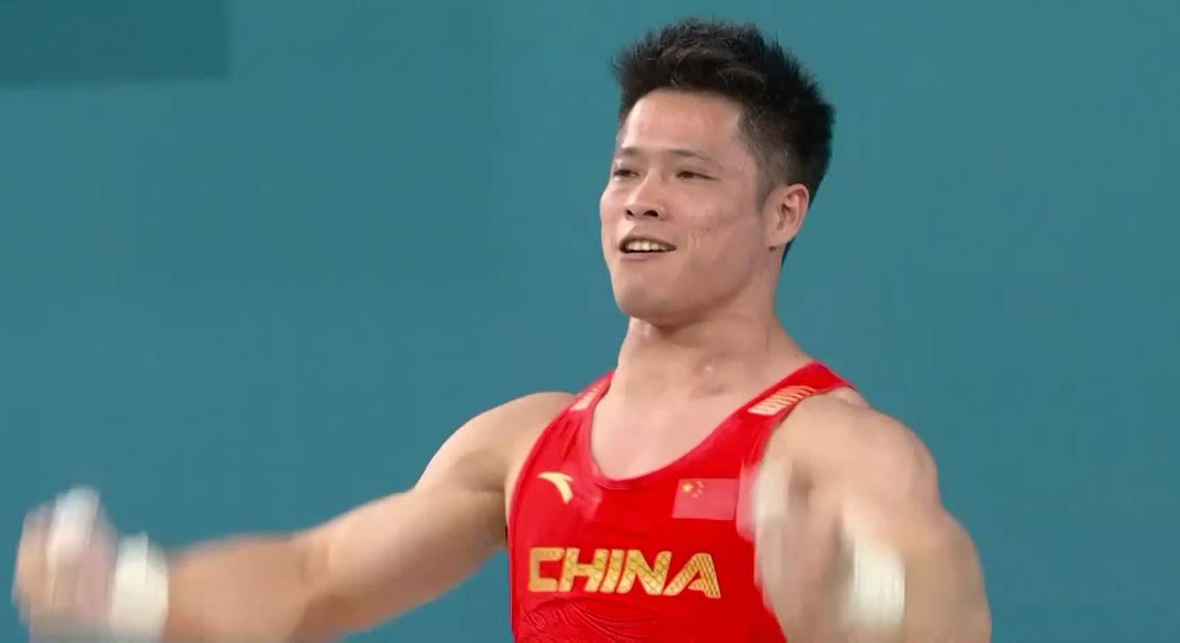 #李发彬打破奥运会抓举纪录# ​​​李发彬太帅了！抓举简直就是碾压的水平！抓举第