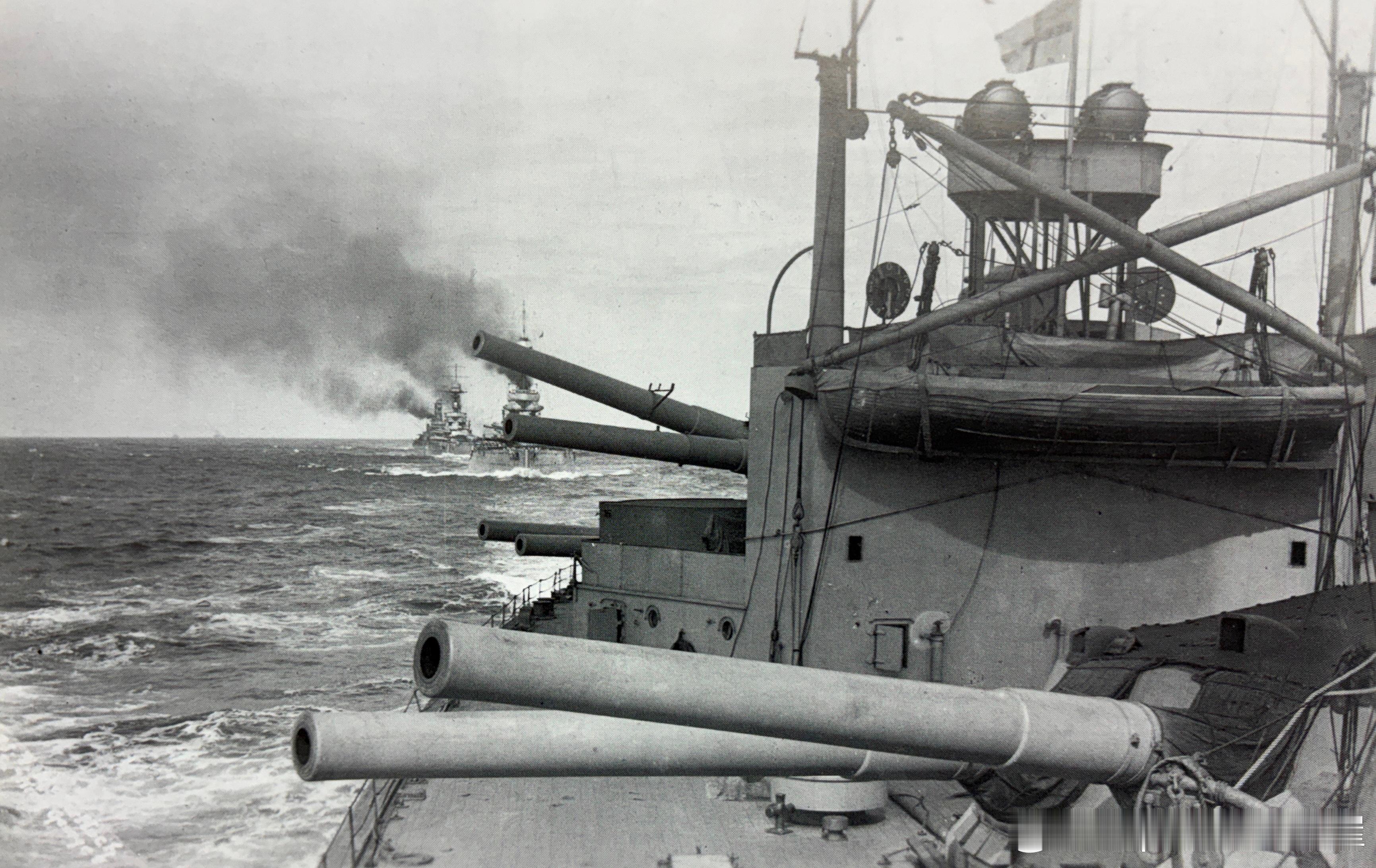 1917年实弹射击训练中，乔治五世国王号战列舰Q、X和Y炮塔主炮转向右舷，紧随其