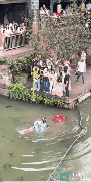 游客是不知道水是有多深的，还没有会游泳的。此时此刻，水中的女子越来越危险了。
