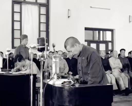 狱中，赵一曼的肚子鼓了起来，旁边的敌人拍了拍赵一曼的肚子，说：“再灌点。”灌完后