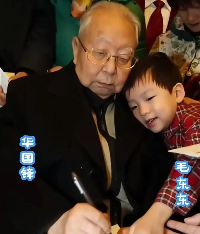 在浴室更衣室喝冰奶茶被大爷劝了。地暖太热，我光着身子瘫沙发上吨吨吨喝冰的，旁边一