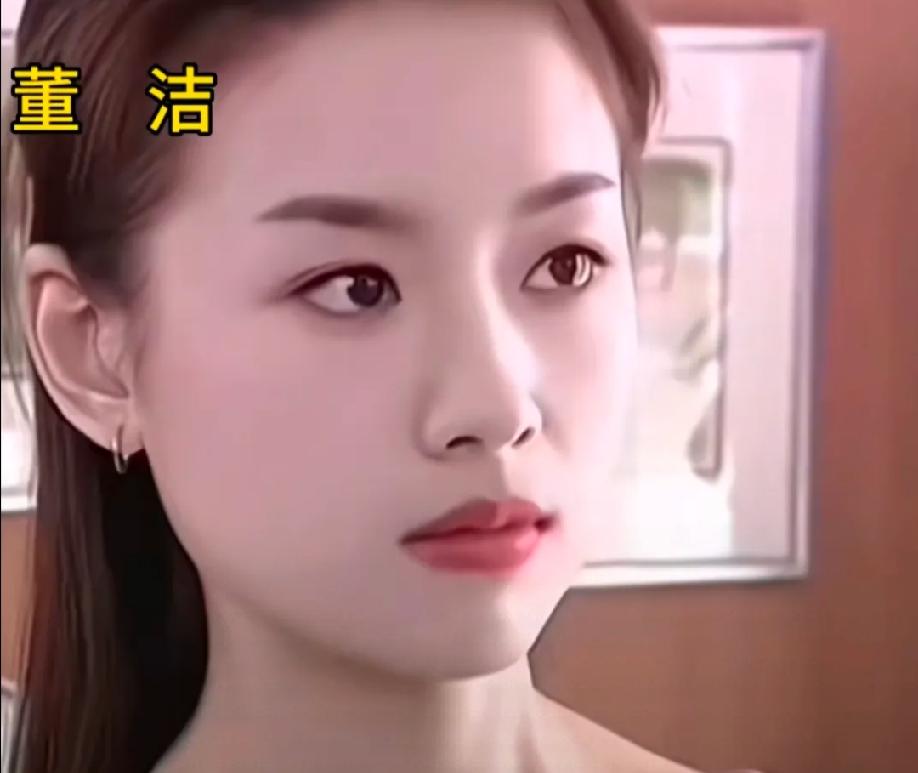 阿娇和董洁，谁更美？
网上吵得不可开交。

有人说董洁年青打宛若跌落凡间的仙子，