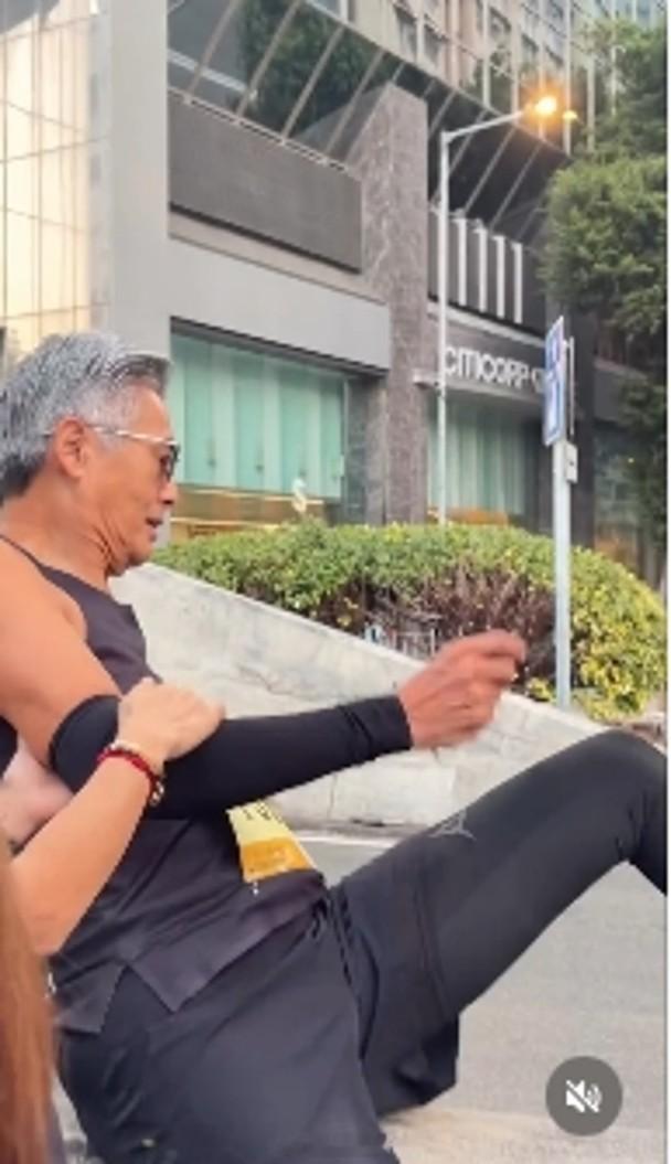 【On.cc】周潤發半馬轉回跑10k被捕獲　向市民揮手勁親民渣馬今日（18日）舉