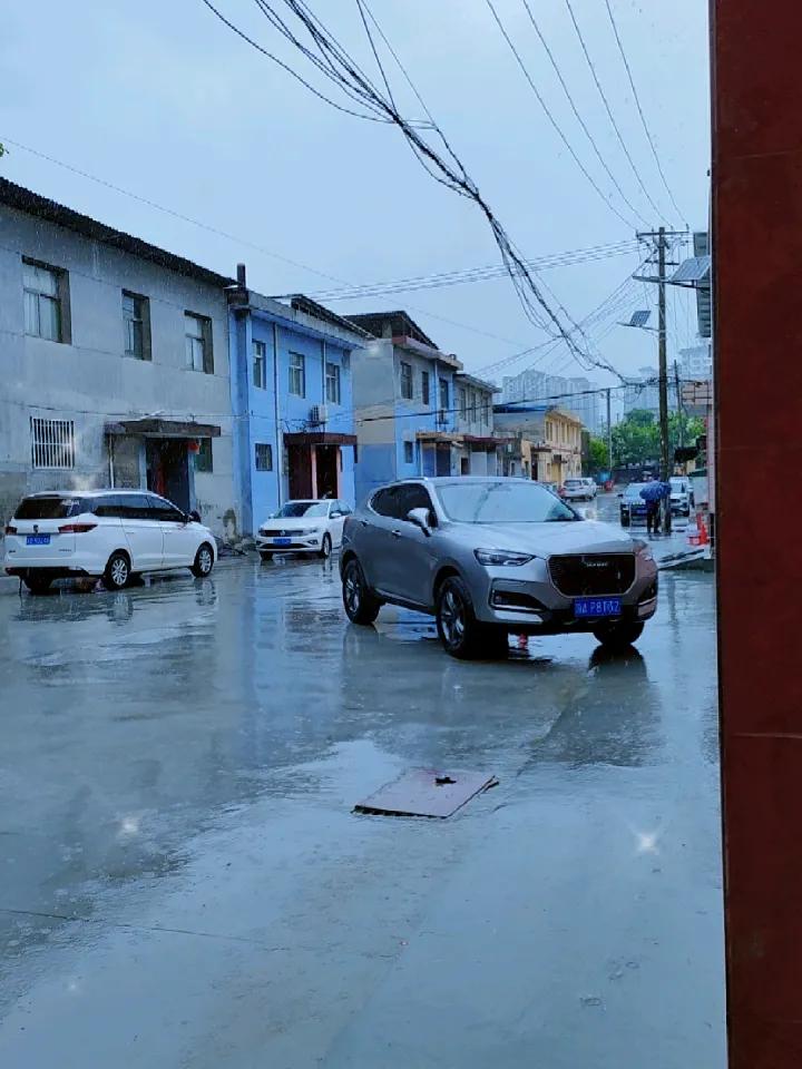 晒图笔记大赛淅淅沥沥的雨，把老巷子浸得发亮，连车影都变得温温柔柔的。