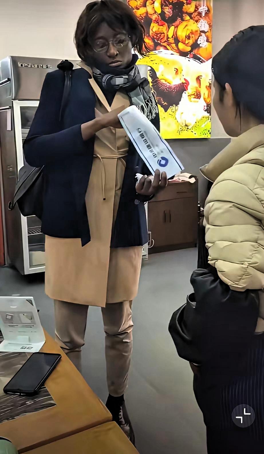 网友爆料的浙江这家餐厅这事，真的越想越让人不舒服。黑人女子点完菜吃饱喝足，转头就