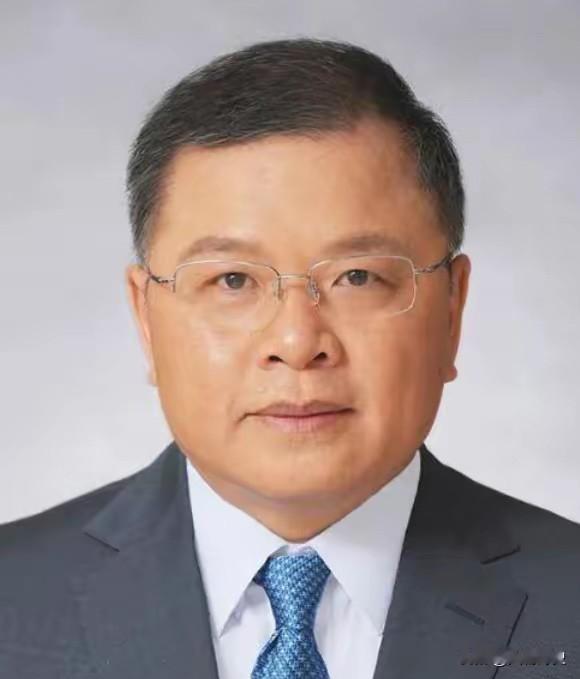 1996年，靠着公费留学名额远赴英国的黄大年，执意加入了英国国籍。父母得知后极力