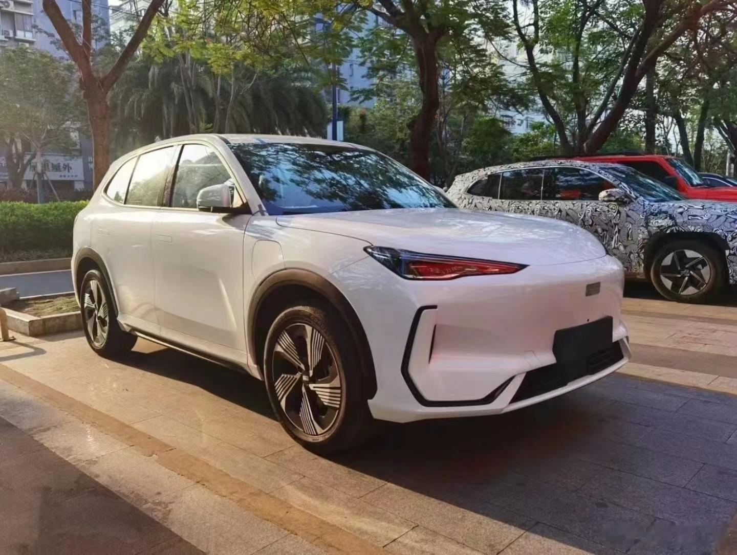 #银河E5# 吉利银河的新车速度着实有点快啊，企业以外的人看到都觉得紧张。银河E