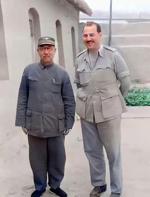 原来是大名鼎鼎的山西王阎锡山，摘掉帽子就是妥妥的一位农村教书先生，摘掉眼镜就是一