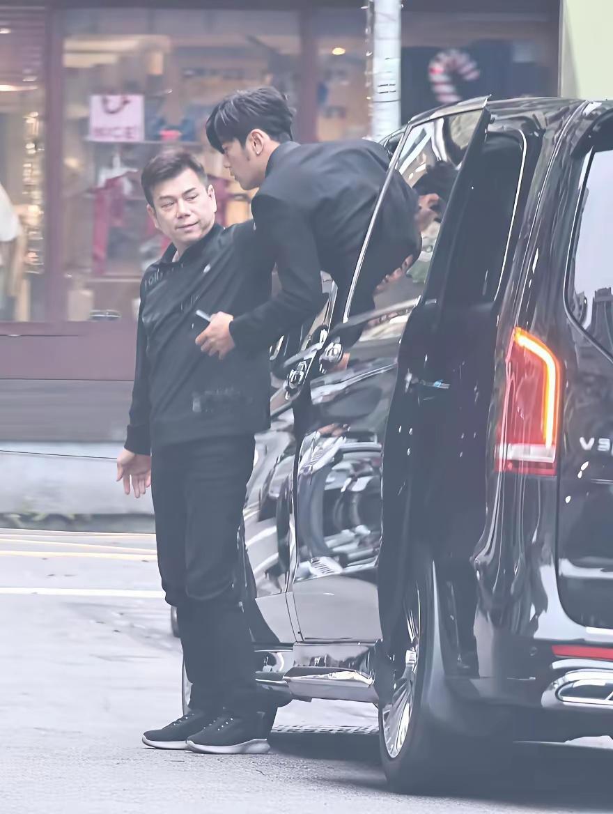 这是个才子啊，帅不帅的内涵大于外形。 