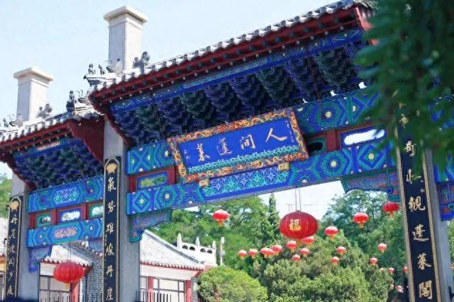 几年前，我几乎年年都会与朋友相约，一起去山东旅游，因为我们都喜欢吃海鲜，更喜欢看