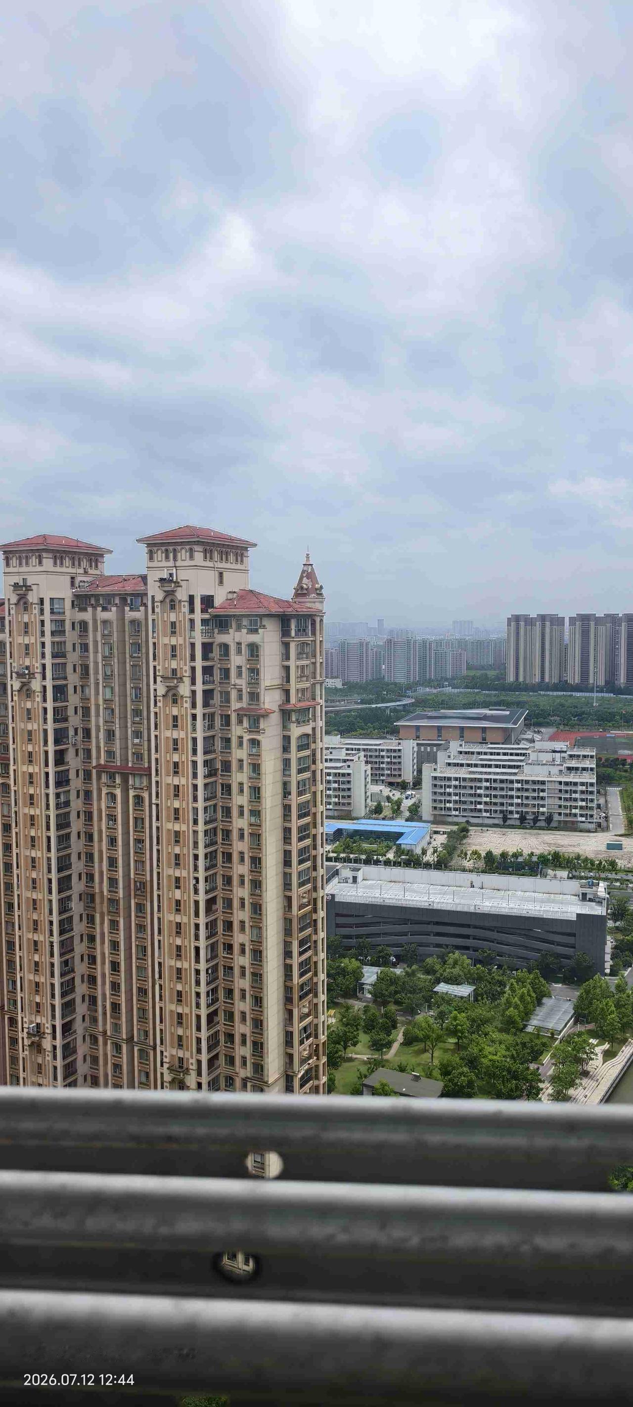 台风“巴威”还没到，威力已经先到了。

窗外狂风呼啸，一阵接一阵，像万马奔腾从头