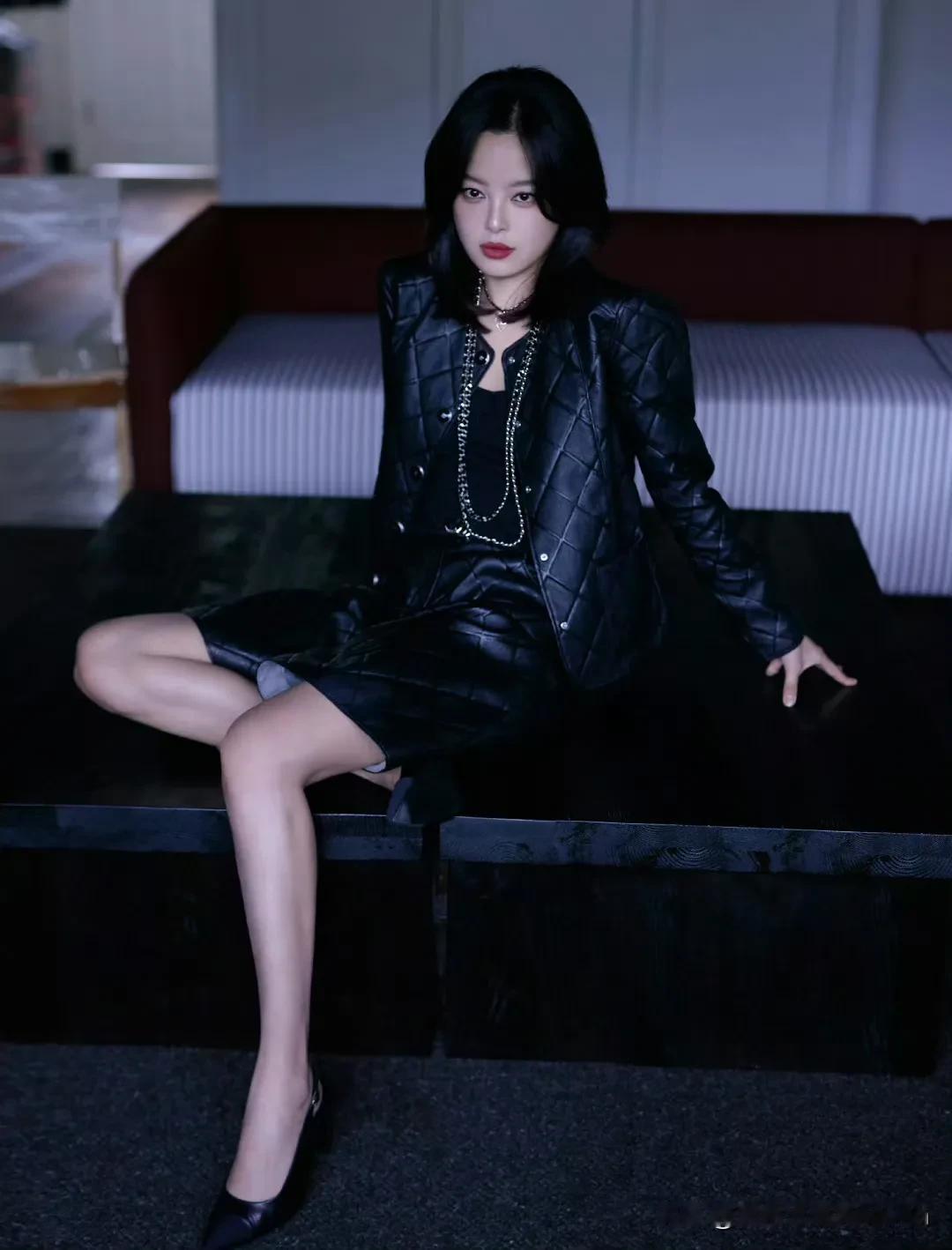 辛芷蕾黑色皮衣穿搭，冷艳似夜色，尽显时尚感！