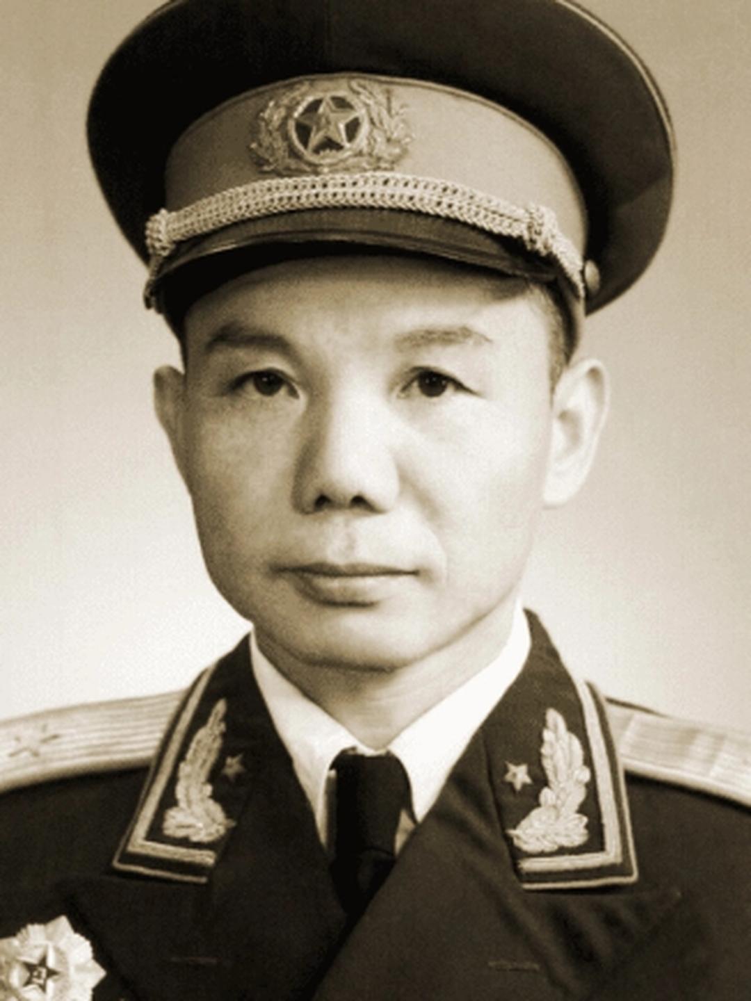 1954年，12军政委李震升职，军长肖永银为他饯行，几杯美酒下肚后，肖永银却当面