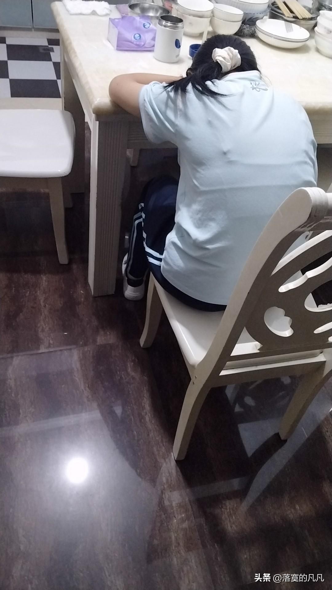 自己辛辛苦苦一辈子，养了十几年，养了个啥子玩意，天天都在气人。气得人浑身都是病，