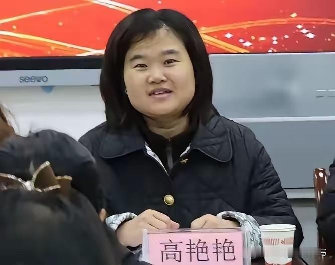 姚安一中校长高某艳，除了名字和职位，出生年月、学历背景统统是谜。偏偏4月学校出了