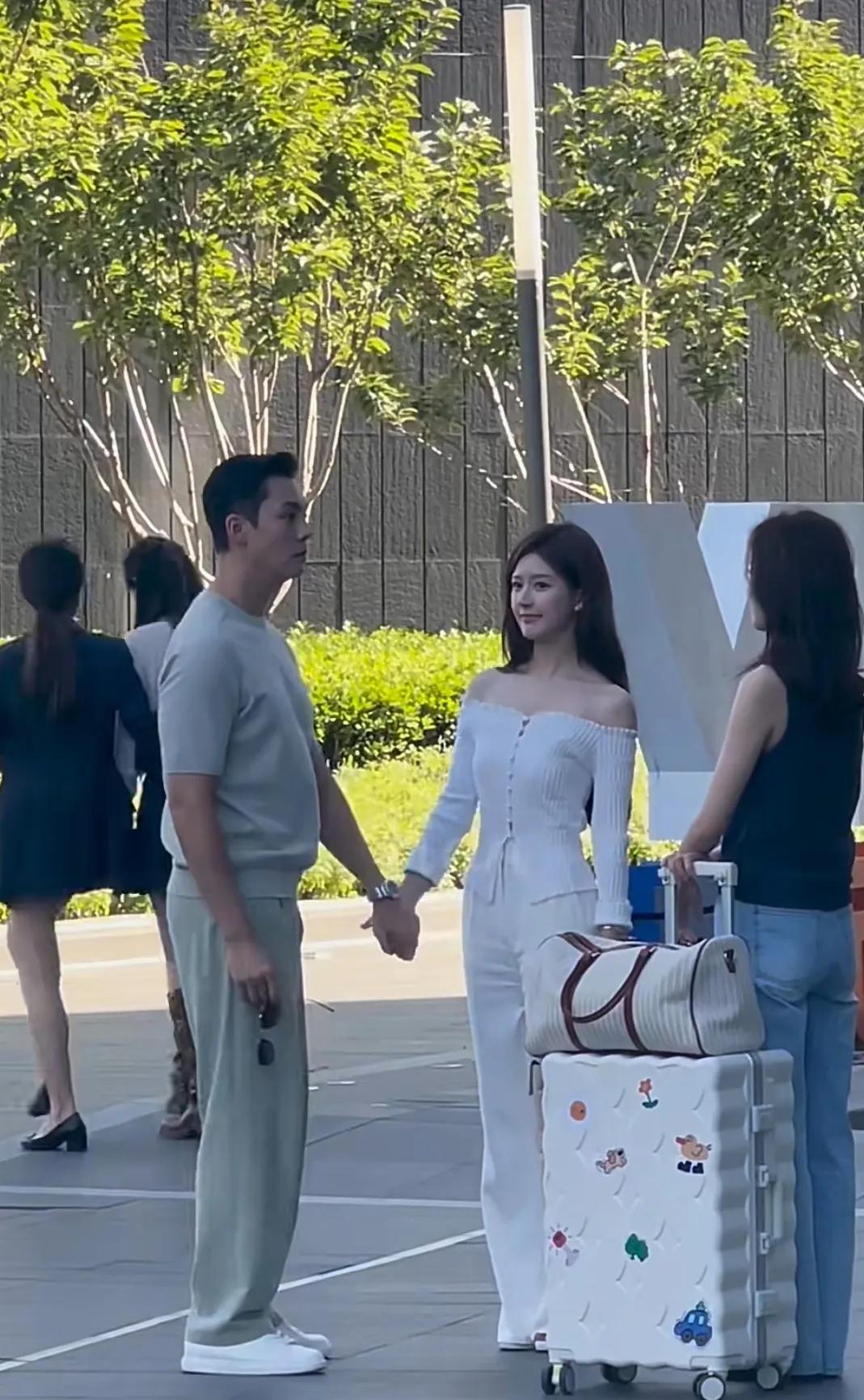 赵露思和陈伟霆搭戏
两个人看起来好甜蜜啊
就像是现实中热恋中的情侣似的
赵露思看