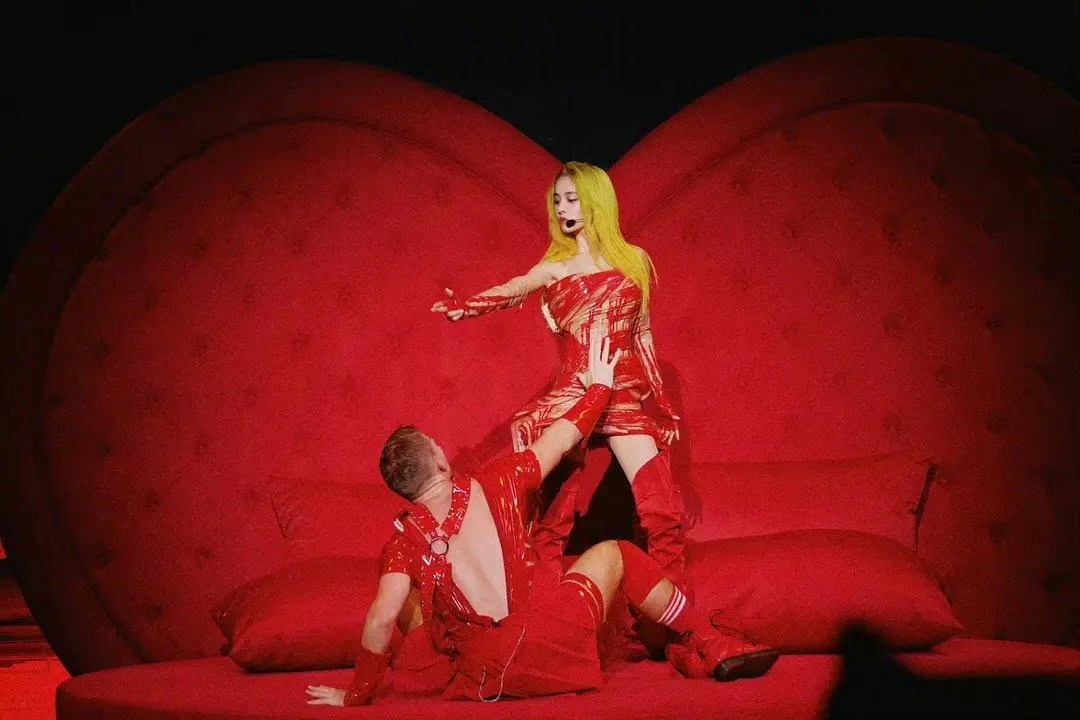 蔡依林这舞台设计的风格也太敢了啊 ​​​