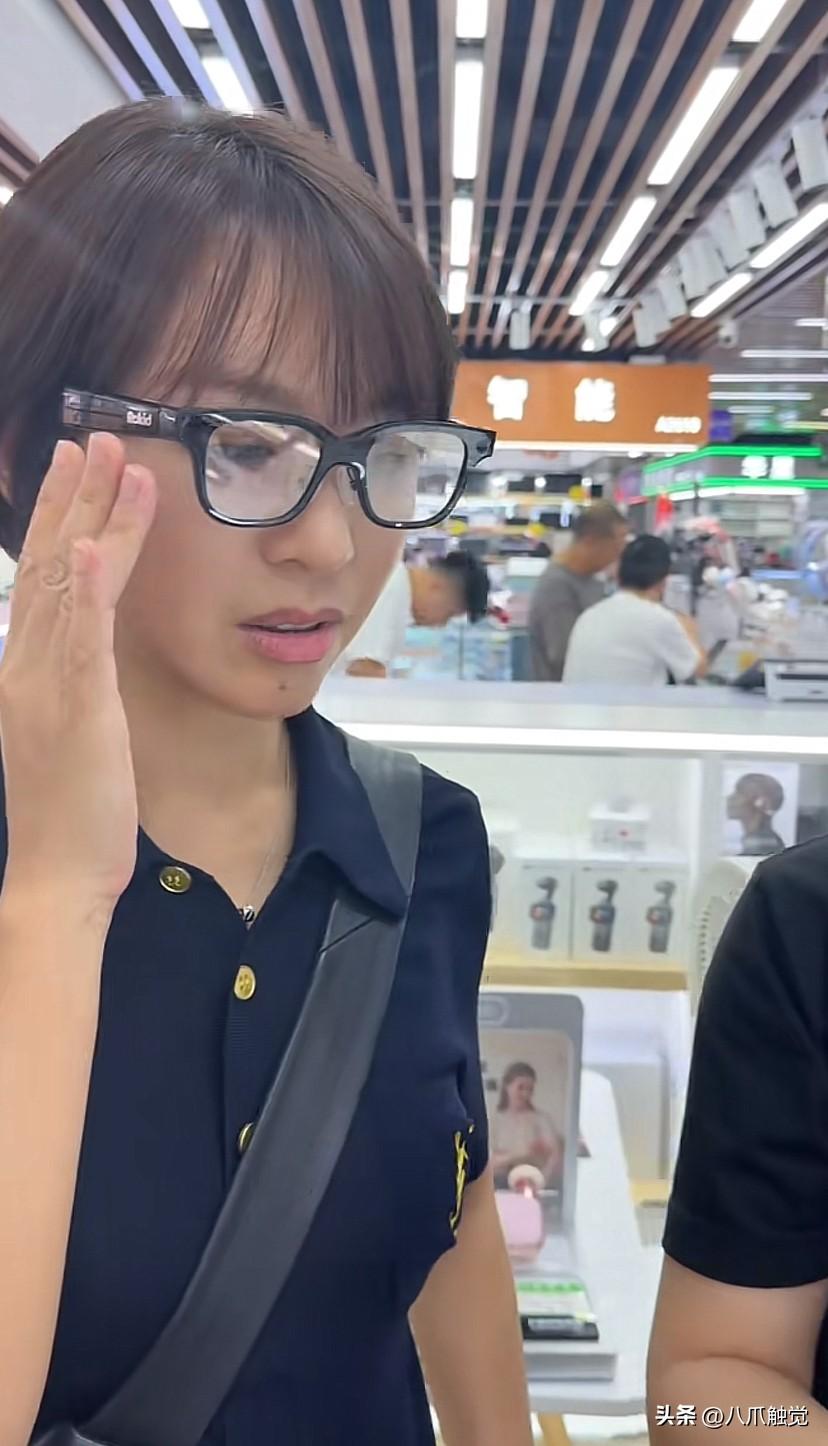 前知名女主持人来深圳逛华强北，想淘一些旅行用的小电子产品，她说：一副可导航带翻译