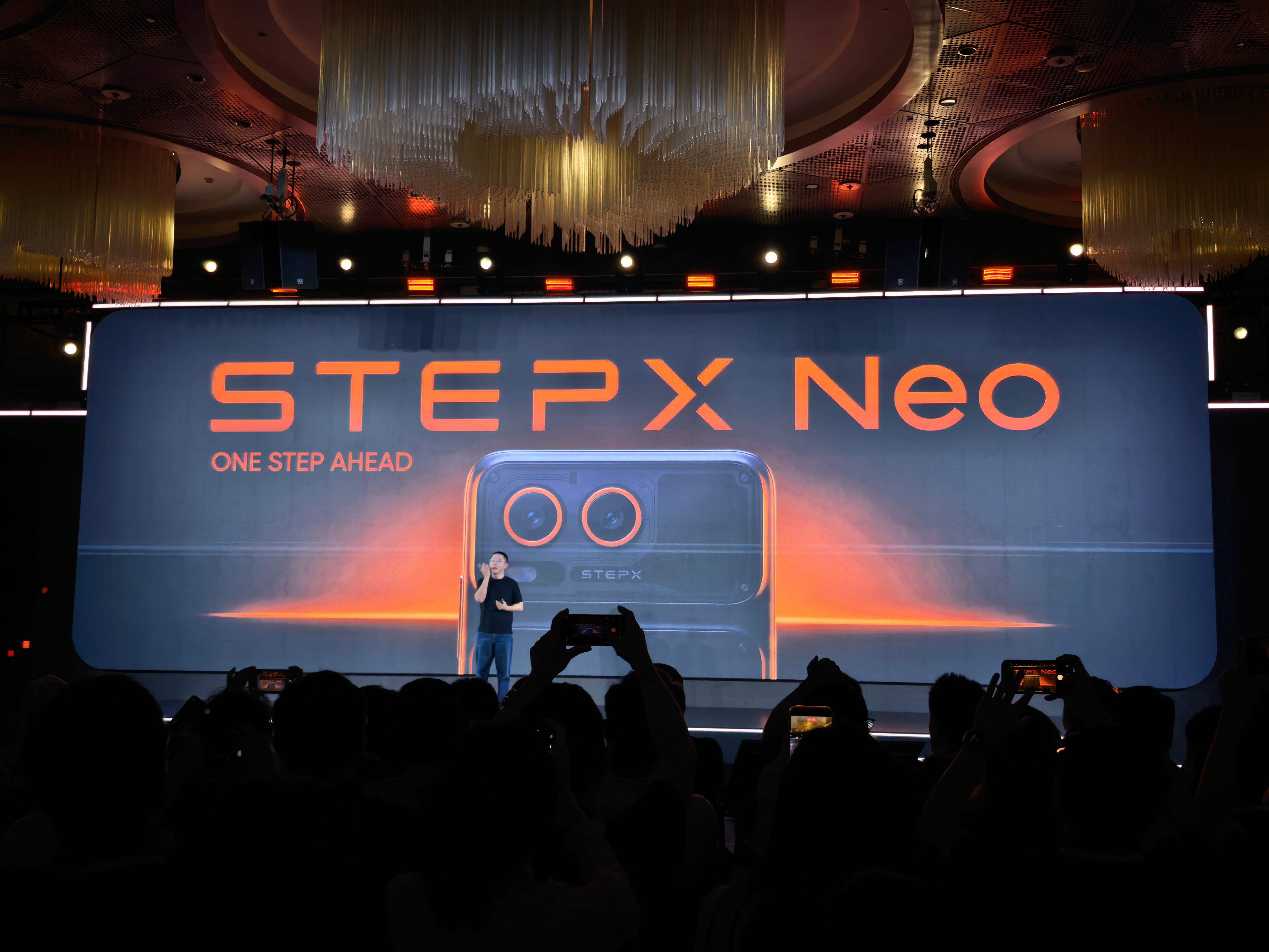 阶跃星辰终端品牌STEPX的首款终端产品，STEPX Neo手机正式亮相 上海·