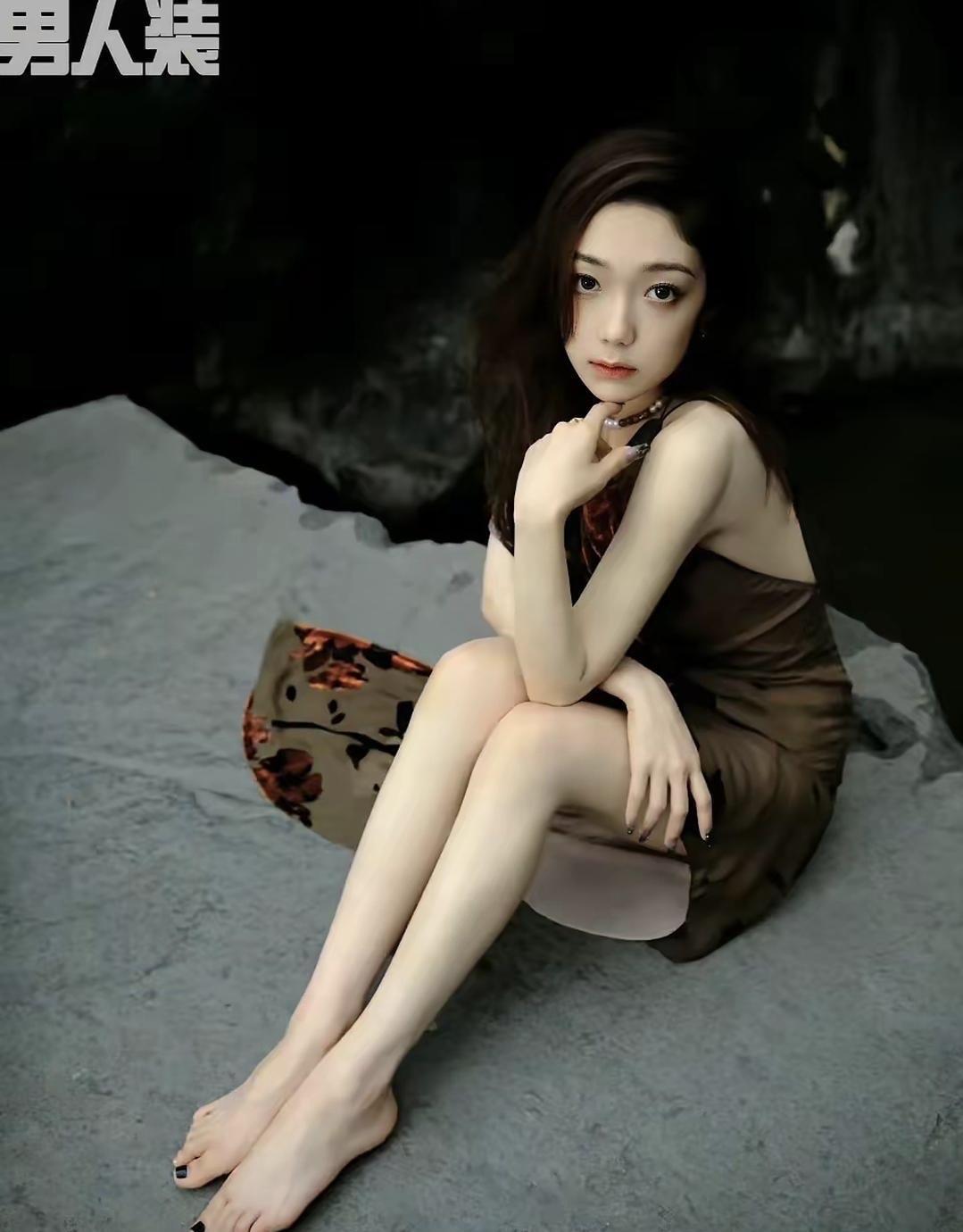 反差感绝了！希林娜依高《男人装》二月刊大片曝光，蜷缩坐姿闭目神态诠释高级性感，硬