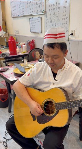52平江西小炒店藏着一支厨师乐队锅铲与吉他共鸣，烟火气里藏摇滚魂。三个普通人的坚
