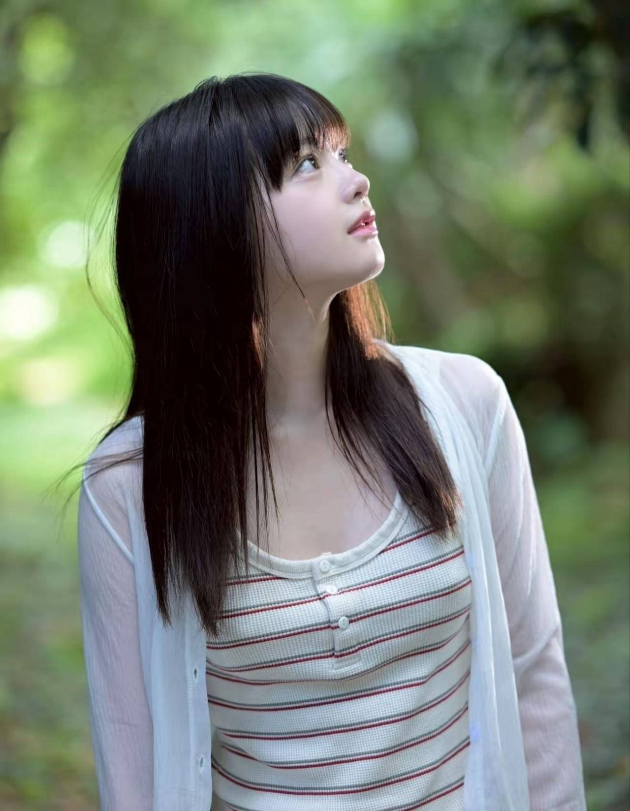 揉着绿意的风拂过发梢，抬眼时撞见林间漏下的光，就这样和自然撞个满怀，让温柔的情绪