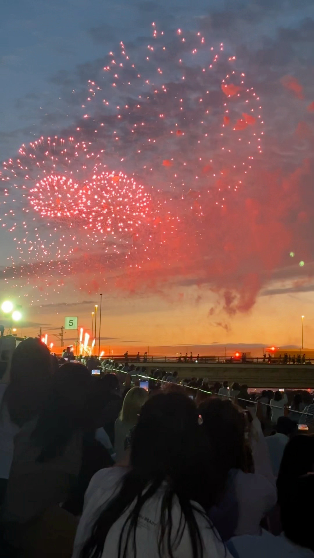 看花火大会一定要打小雨伞 