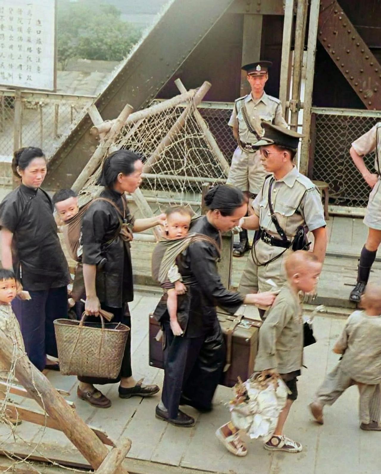 1950年代，港警历史留影！1951年，新中国刚成立2年，朝鲜战争又爆发了！新生