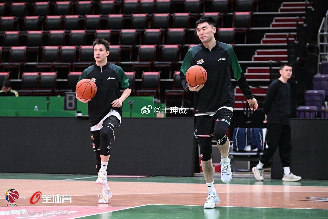 继伟已经开始和辽宁队一起合练，看样子距离回归球场比赛已经不远了。cba