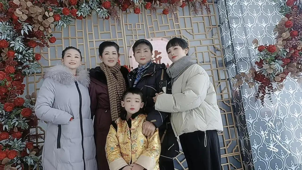 在这个纷繁复杂的世界里，真诚善良的人犹如一缕清风，令人心旷神怡，宛如春日暖阳，温