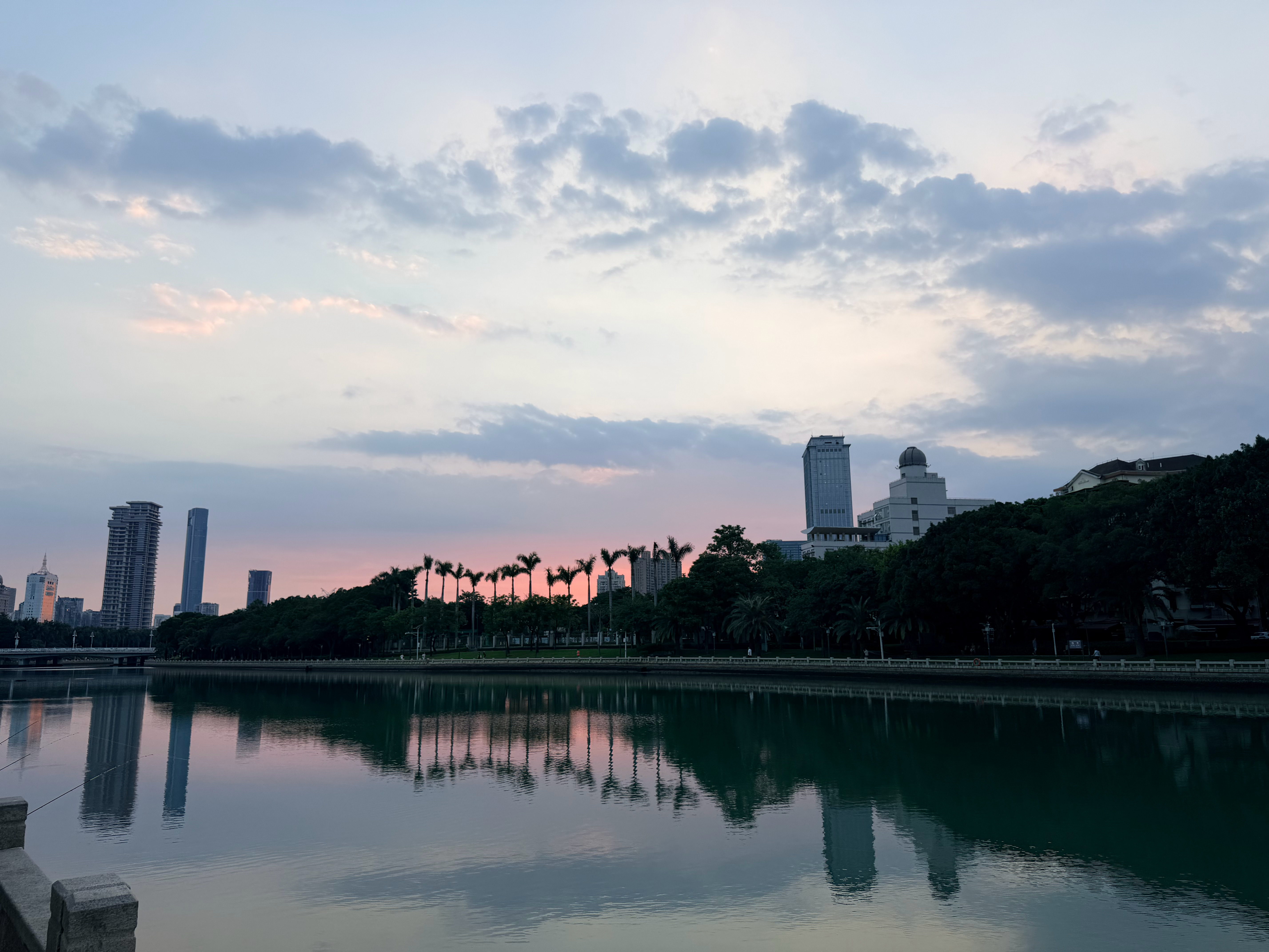 我们厦门的天空是紫色的[doge] ​​​