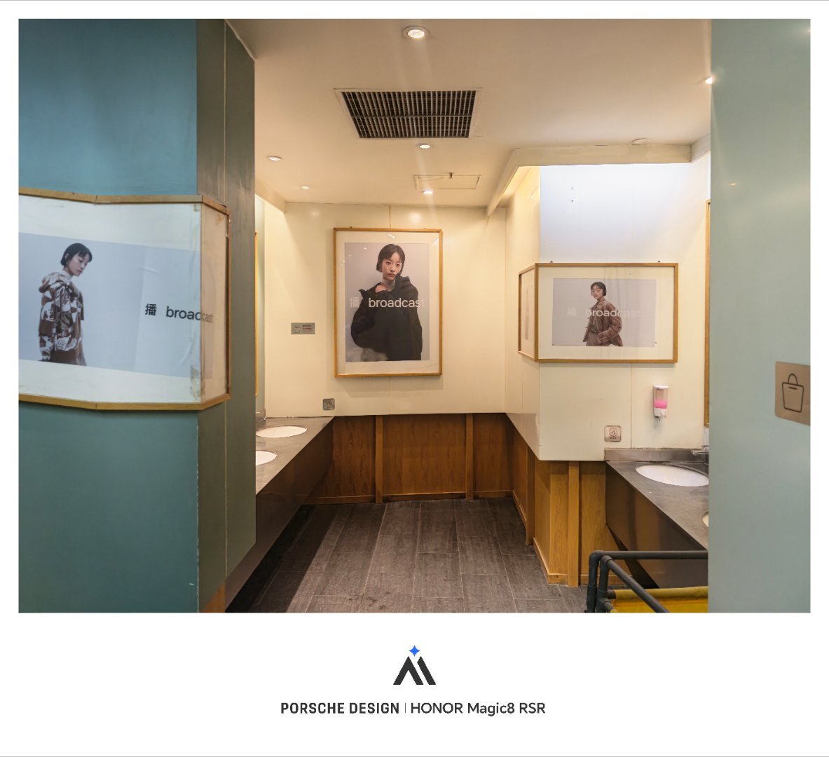 刚一进厕所，看到这一墙的广告给我吓一跳，TMD还以为走错了。那个鬼才啊把这广告栏