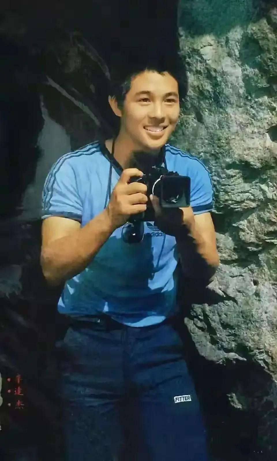 李连杰就没找过比他小的女人做老婆。他1963年出生，黄秋燕利智都是1961年出生