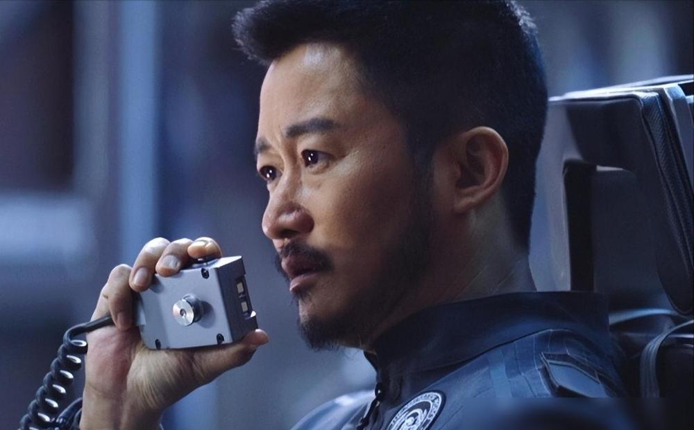 为啥我们拍不出《星际穿越》这种科幻？1.就这么说吧，

如果我们拍吴京掉进黑洞都