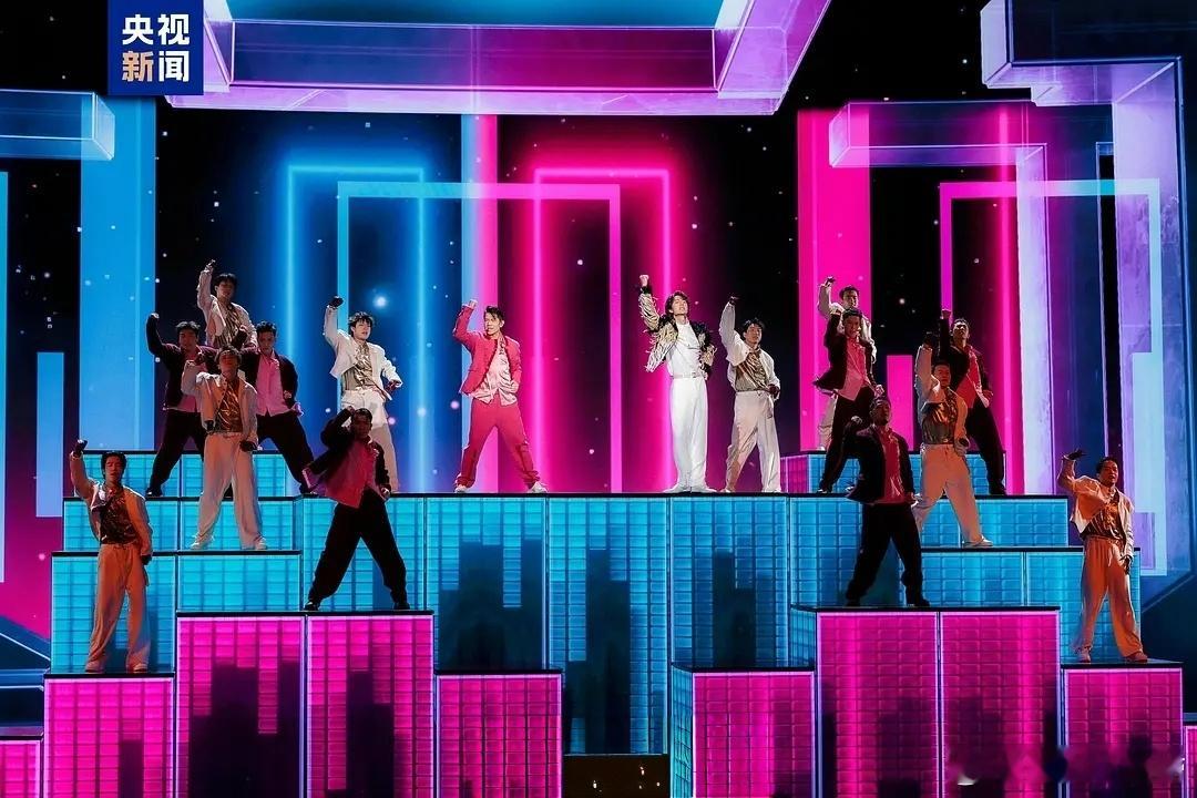 双王同台太期待！王一博×郭富城春晚舞台官方预告图现已官宣释出。 