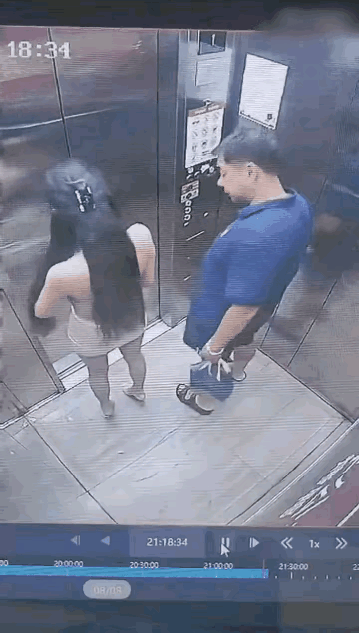 电梯里面，如果这一男一女不是两口子的话，这个穿蓝短袖衣的男子，也太色胆包天了吧！