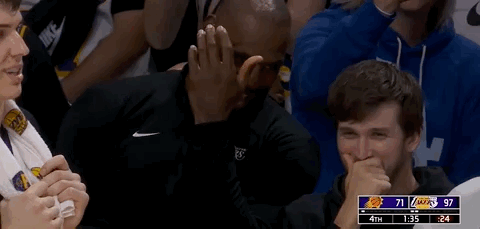 詹姆斯跟里夫斯，不知道在笑啥，很开心