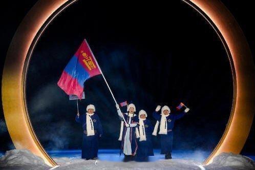 蒙古冬奥代表团的官方制服这次之所以“出圈”，核心是把传统蒙古长袍 德勒（deel