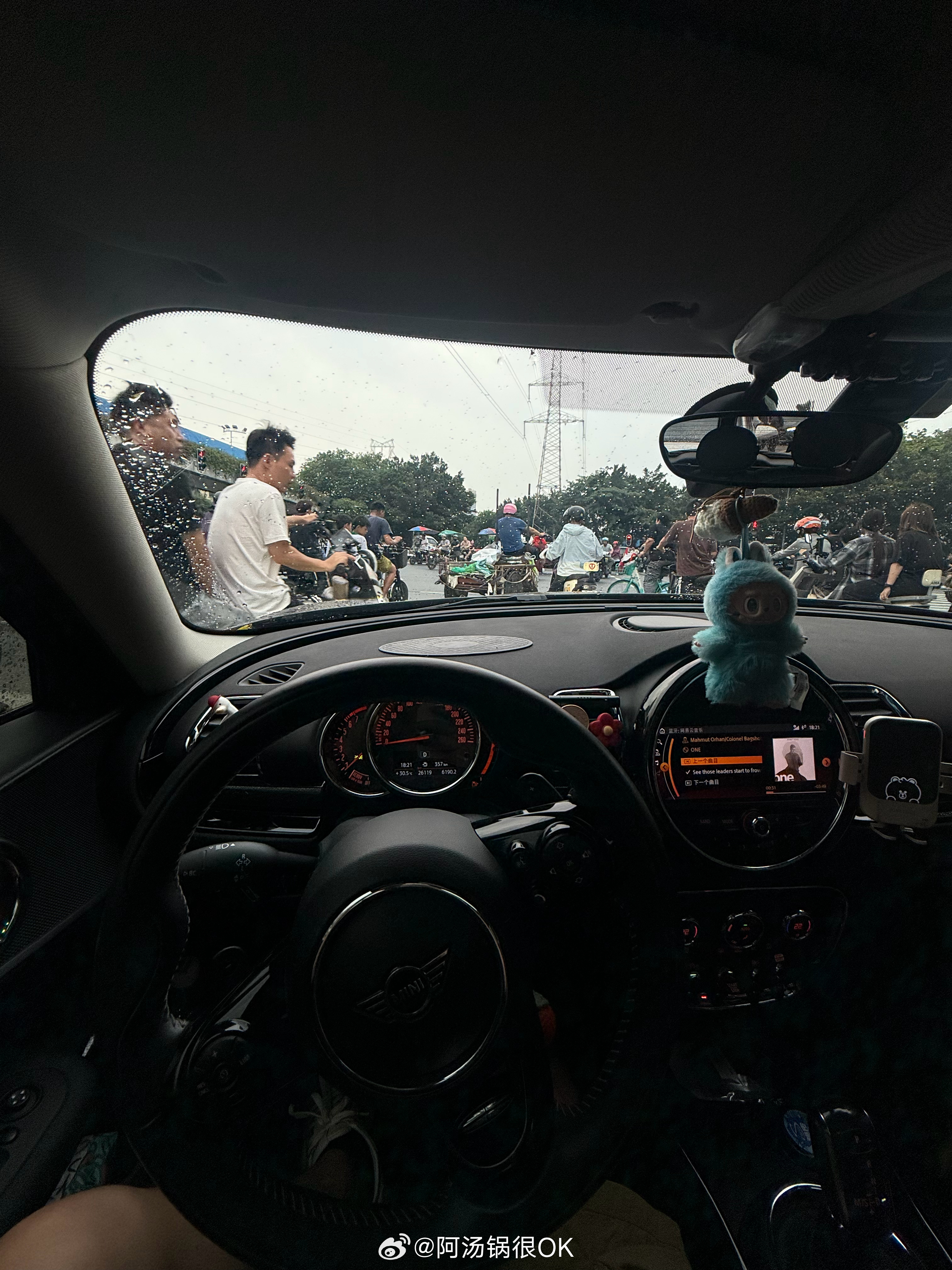 这样的街景魔幻带点抽象～这可是在广州海珠区中心区我与汽车的日常