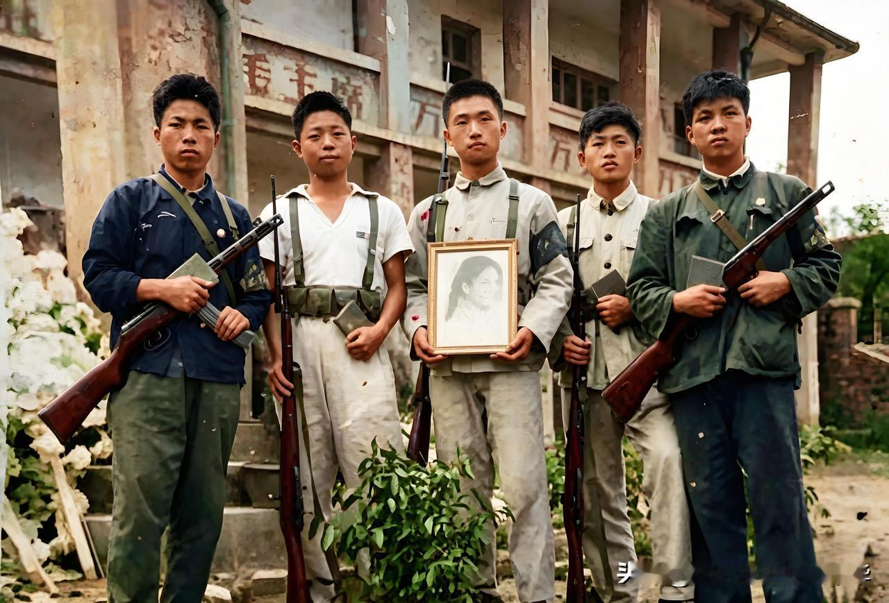 1966年的赣州
照片上这些年轻人挎在胸前和拿在手上的冲锋枪可不是道具，而是名副