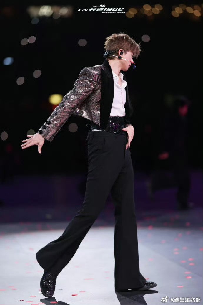 张杰舞台大屏灯光默契配合 张杰斗转星移够不够夯张杰鸟巢舞台真的绝了！大屏和灯光默