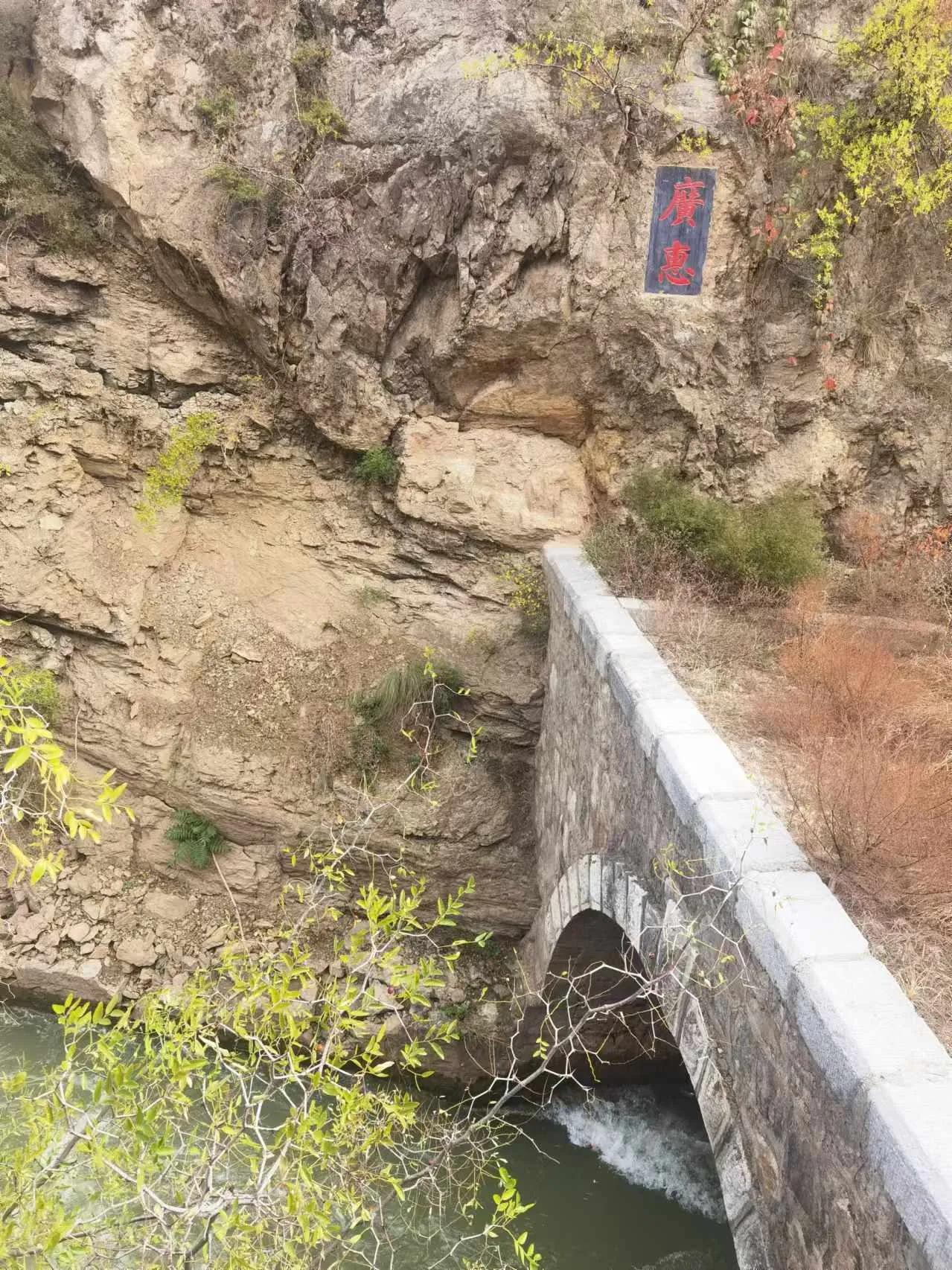 近日，有兴进到泾阳县张家山风景区的水库附近游览一番，探访了水库、筛子洞和一些朝代