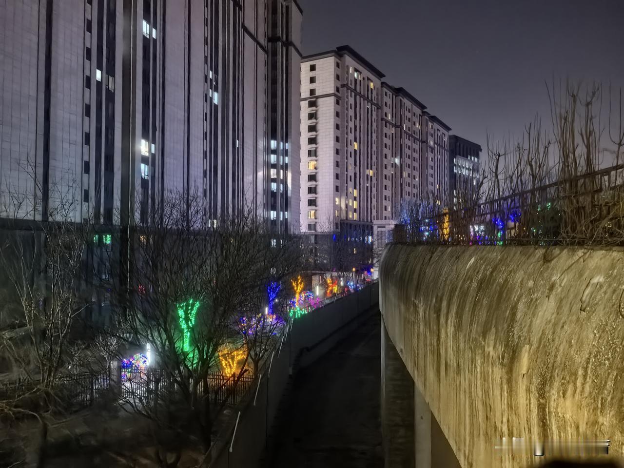 临近春节，小区火树银花。