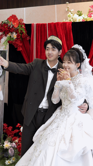 这是一个回族婚礼现场。
新娘子不但人长得漂亮，而且她还长了一张“娃娃脸”？
尤其